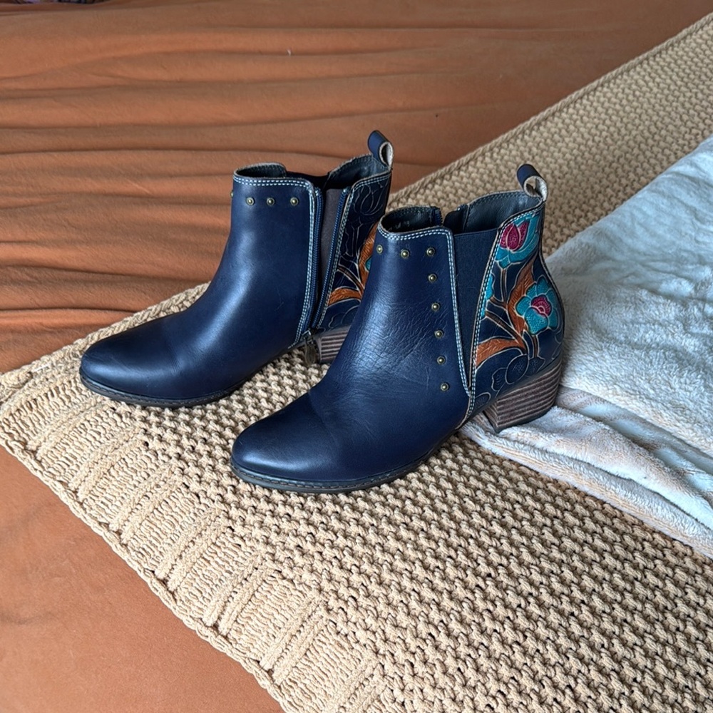 L'ATISTE Blue Ankle Boots with Floral Embroidery